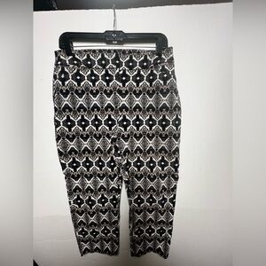 ATTYRE N.Y. CAPRI CROPPED PANTS SIZE 8
STRETCHY BLACK & WHITE PATTERNED  ZIPPER